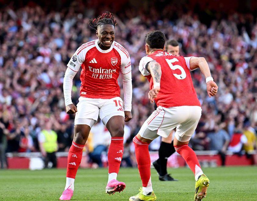 足坛一夜动态：拜仁惊天逆转，巴萨9连胜领跑，曼城剑指三冠王